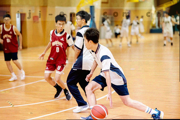 抽象几何图形与数据流，代表棋牌娱乐类平台